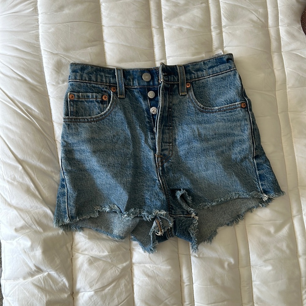 Levi’s rib cage shorts size 24